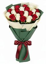 Букет Микс из красных и белых роз в Тисули