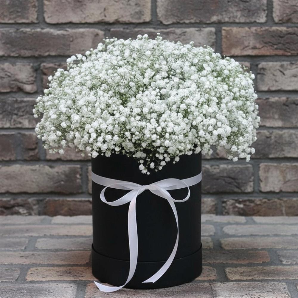 Цветочная композиция из Гипсофила в шляпной коробке в Тисули