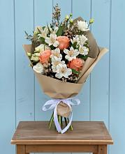 Букет цветов из:  Альстромерии, Лизиантусы, Розы и Хризантемы в Тисули