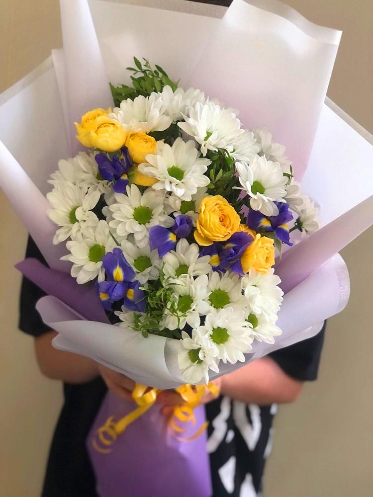 Букет цветов из: Ирисы, Хризантемы и Розы в Тисули