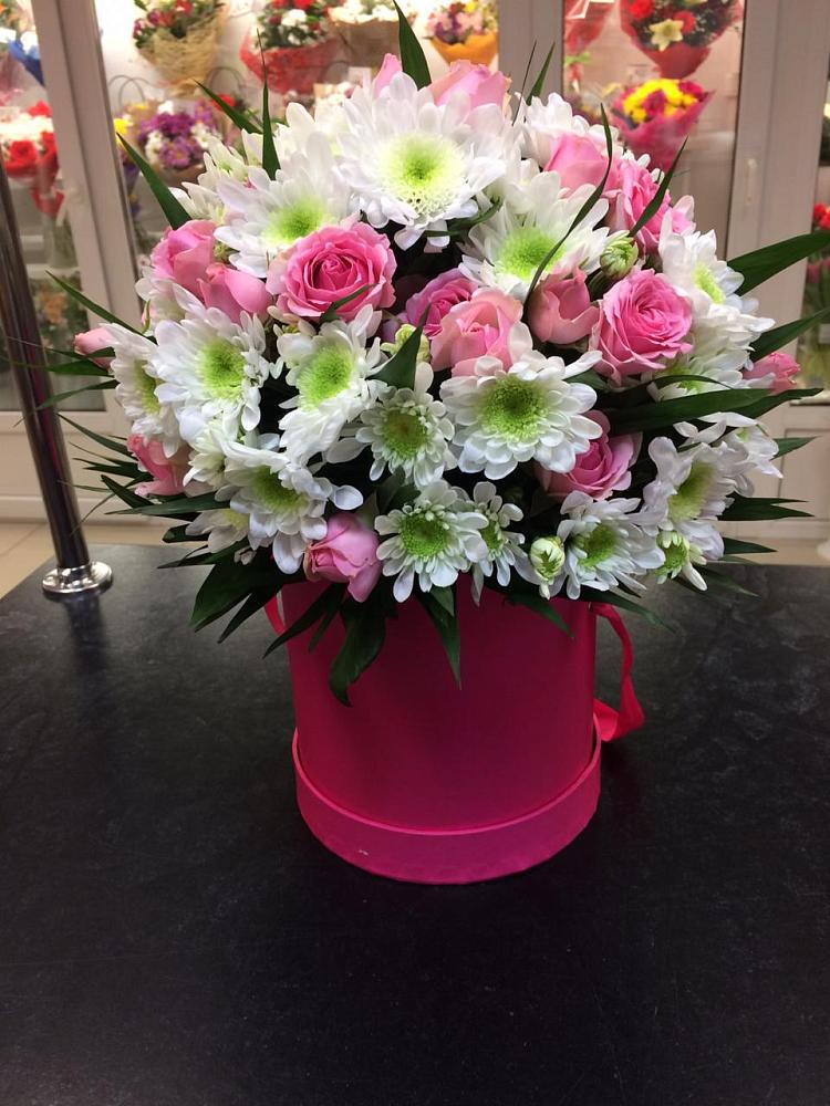 Цветочная композиция из Розы и Хризантемы в шляпной коробке в Тисули