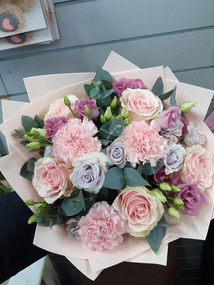 Букет цветов из: Розы, Гвоздики и Лизиантусы в Тисули